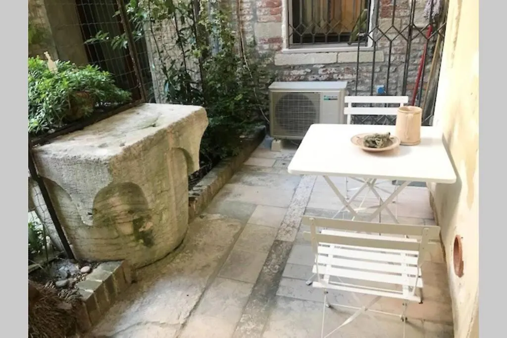 Apartment Appartamento Tipico Con Corte Privata Venice Italy